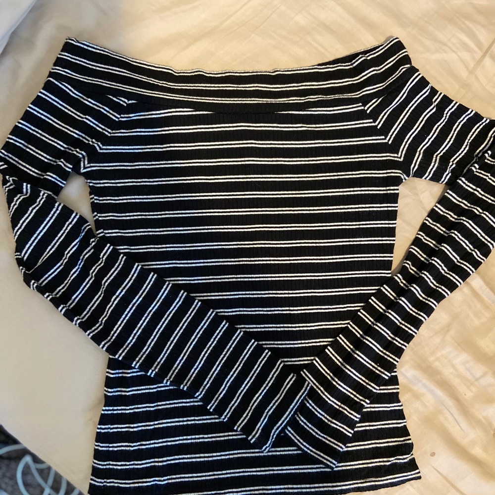 Size S off the shoulder black and white longsleeve